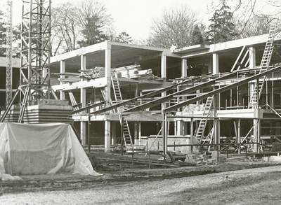 850869 Afbeelding van de nieuwbouw van het verzorgingstehuis Beukenstein (Hoofdstraat 57) te Driebergen, met een aparte ...